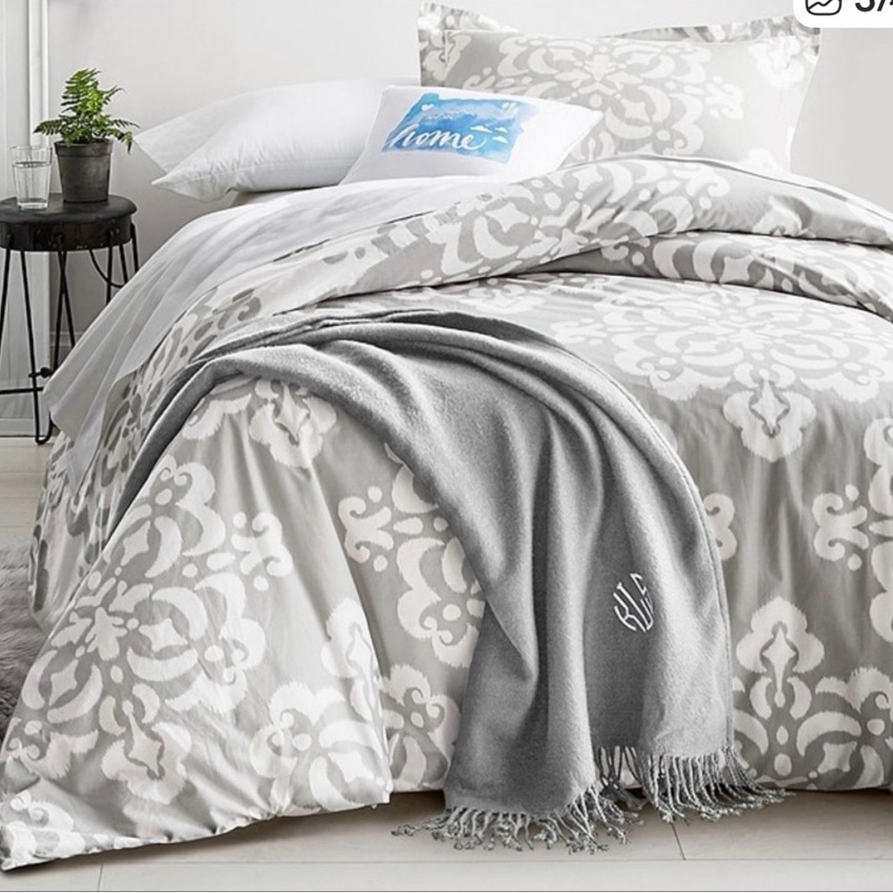 Pottery Barn Teen Gray and White Damask Queen Duvet Cover with 2 matching Shams